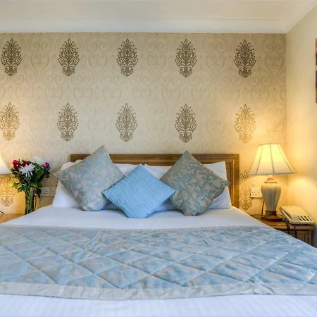 Bridge House Hotel 3*